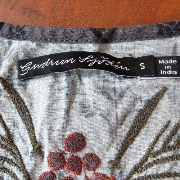 Gudrun Sjoden Grey Embroidered Tunic Blouse Top US Size Small Floral - Picture 4 of 5